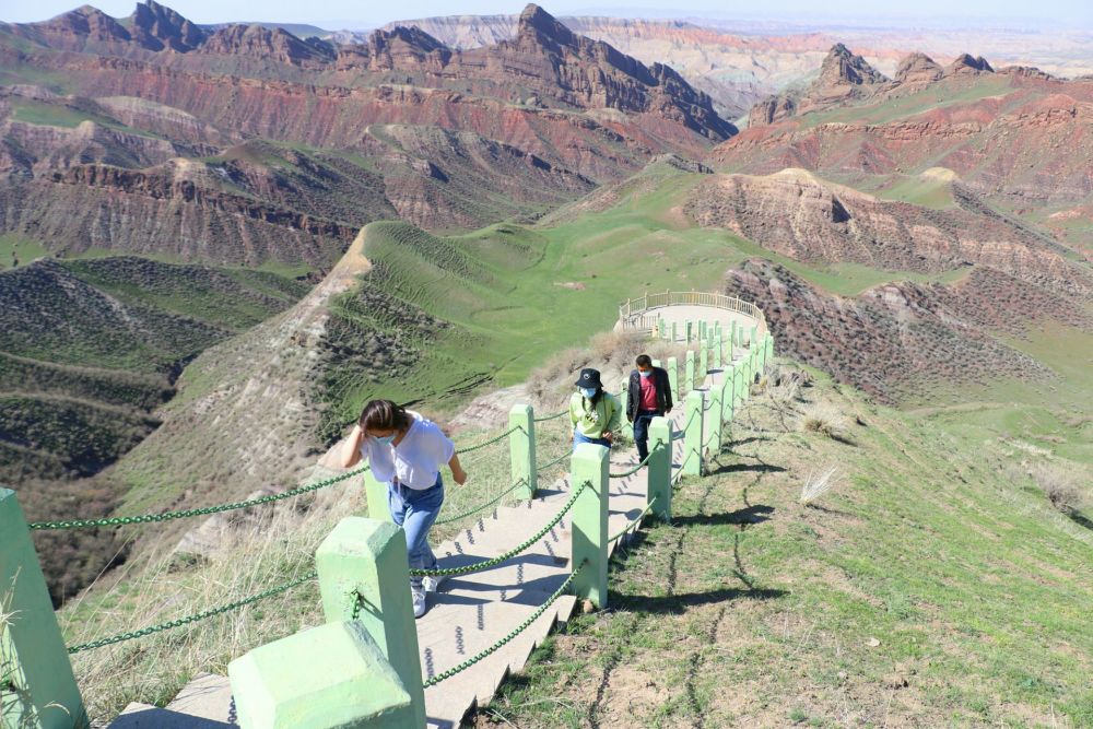 昌吉回族自治州呼图壁县的天山百里丹霞景区天山康家石门子岩画山体(4