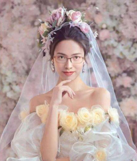 明日方舟:海猫新绘图深海打教团遭调侃 沉迷女装的老总回归本行