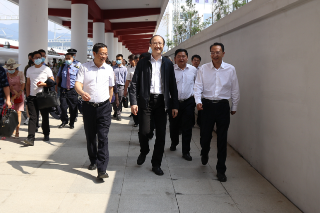昆明铁路局党委书记,董事长王耕捷,市人大常委会主任汤培远陪同调研