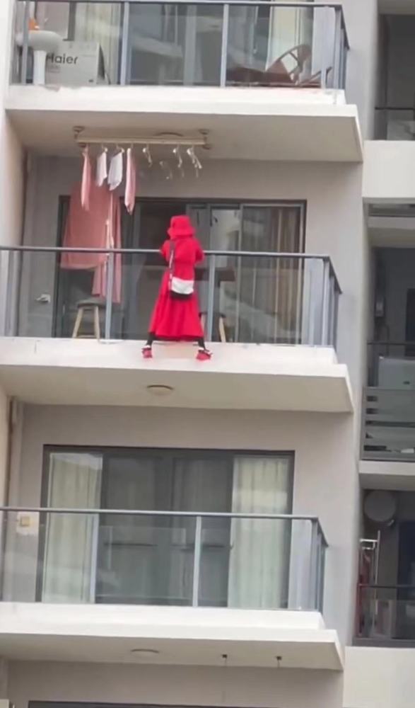 网传海南三亚一房客在阳台上跳舞后坠楼 物业:曾经劝阻过 警方已在