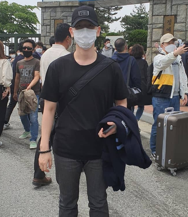 exo边伯贤入伍:会好好去好好回来的_腾讯新闻