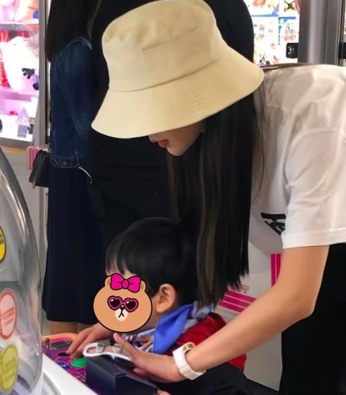 不愧是模特的儿子四岁的小海绵大长腿出众和妈妈一样是混血儿