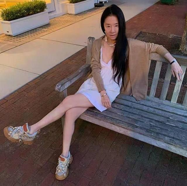 72岁王薇薇瘦成"纸片人",穿黑色露肩装完全撑不起,只剩骨感美