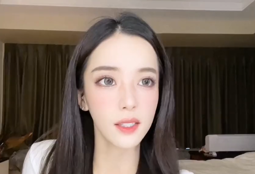 网红迅猛龙拍视频翻车,眼睛嘴巴妆容印在梳子上,侧脸太虐像月亮脸