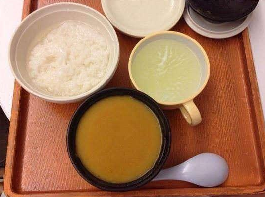 第2天可进食流质饮食,如水,米汤,肉汤;较小的息肉摘除术后可进食流质