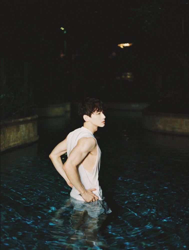 白敬亭给粉丝发福利,湿透的透明背心配短裤站在泳池,肌肉线条明显