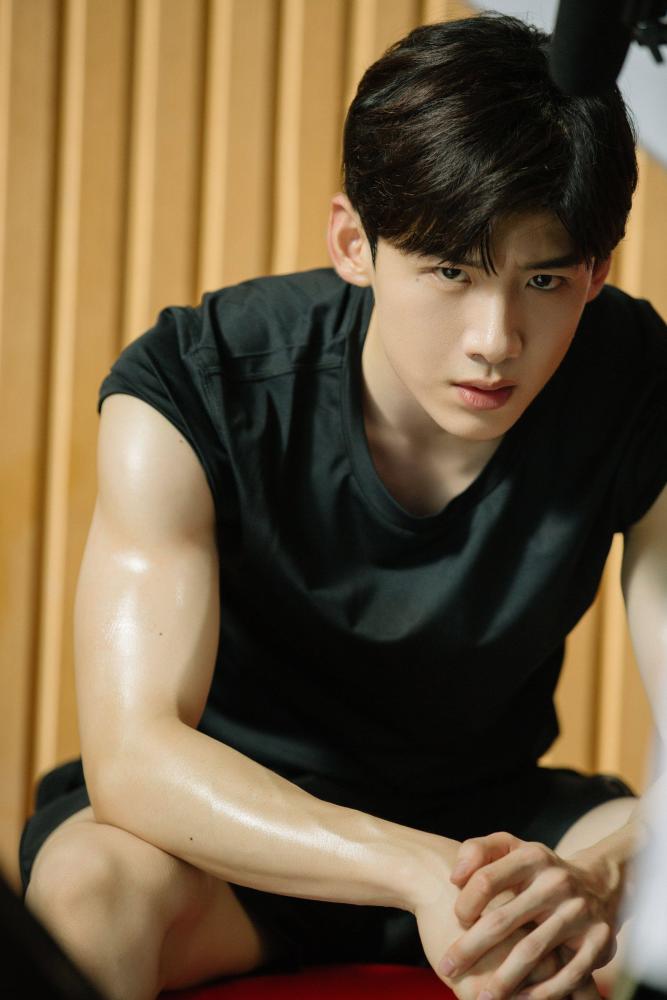 白敬亭给粉丝发福利,湿透的透明背心配短裤站在泳池,肌肉线条明显