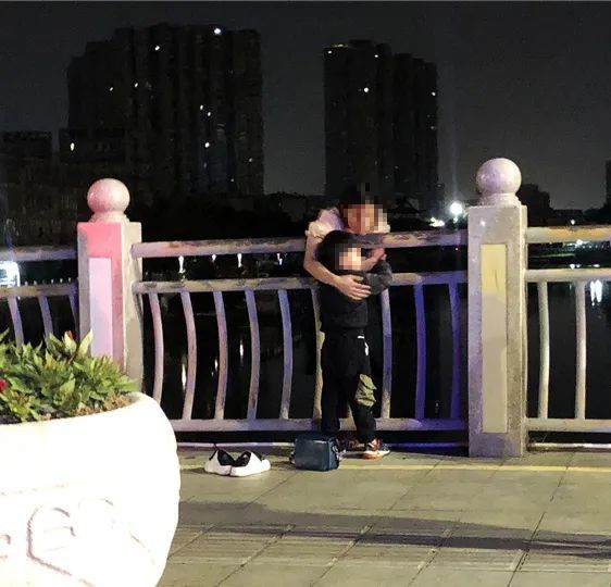 凌晨一女子跳桥轻生 厦门消防成功救援_腾讯新闻