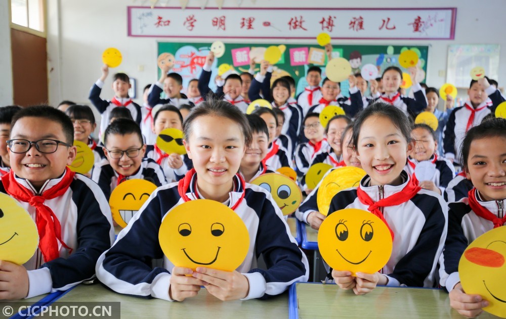 笑脸迎接"世界微笑日"