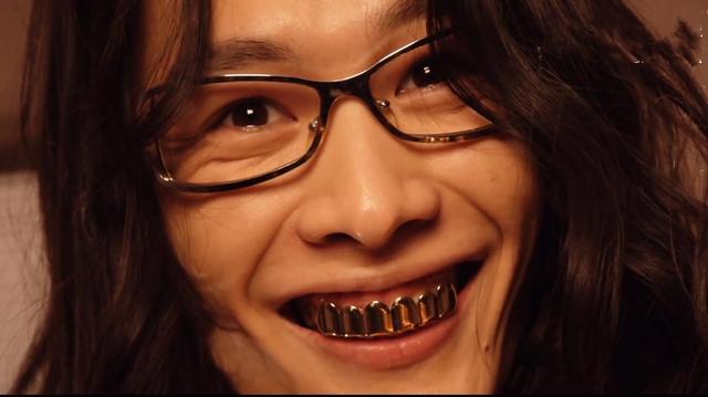 培训时的主编,而这个主编的形象赫然就是满口金牙夸张摇滚的大秦寺,看