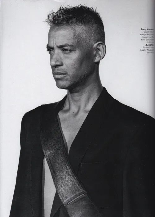 据港媒报道,英国著名男歌手nick kamen(尼克.