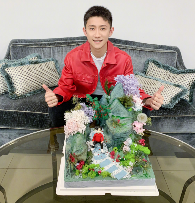 张一山29岁生日,杨紫晒表情包送祝福,评论区留言第一却不是她