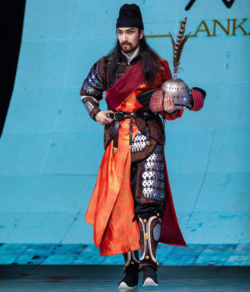 【紫牛头条】威武阳刚甲胄男团登上t台,汉服秀增添"雄性荷尔蒙"_腾讯