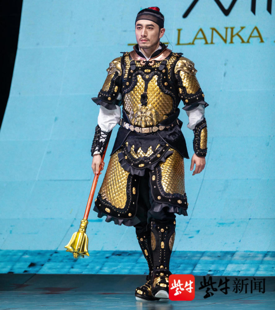 紫牛头条威武阳刚甲胄男团登上t台汉服秀增添雄性荷尔蒙