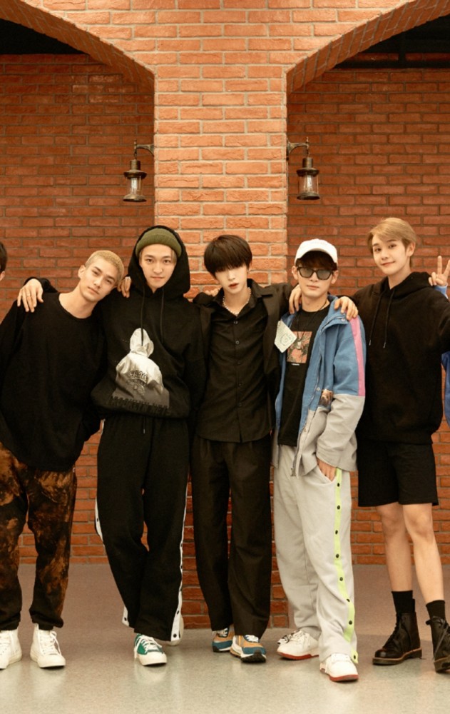 into1合照暴露成员心机,刘宇c位疑似被抢,有谁注意到赞多米卡的站姿?