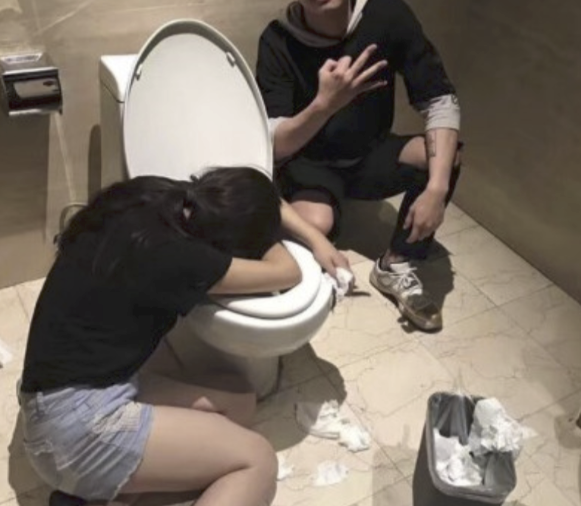 havaiii:舍友喝醉冲进厕所,拍个照准备把他拉起来,然后他突然头枕着