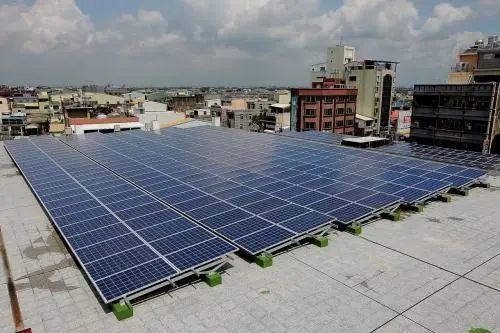 屋顶安装光伏电站最大的优点在于隔热降温,一般可降温5~7度,采用水泥