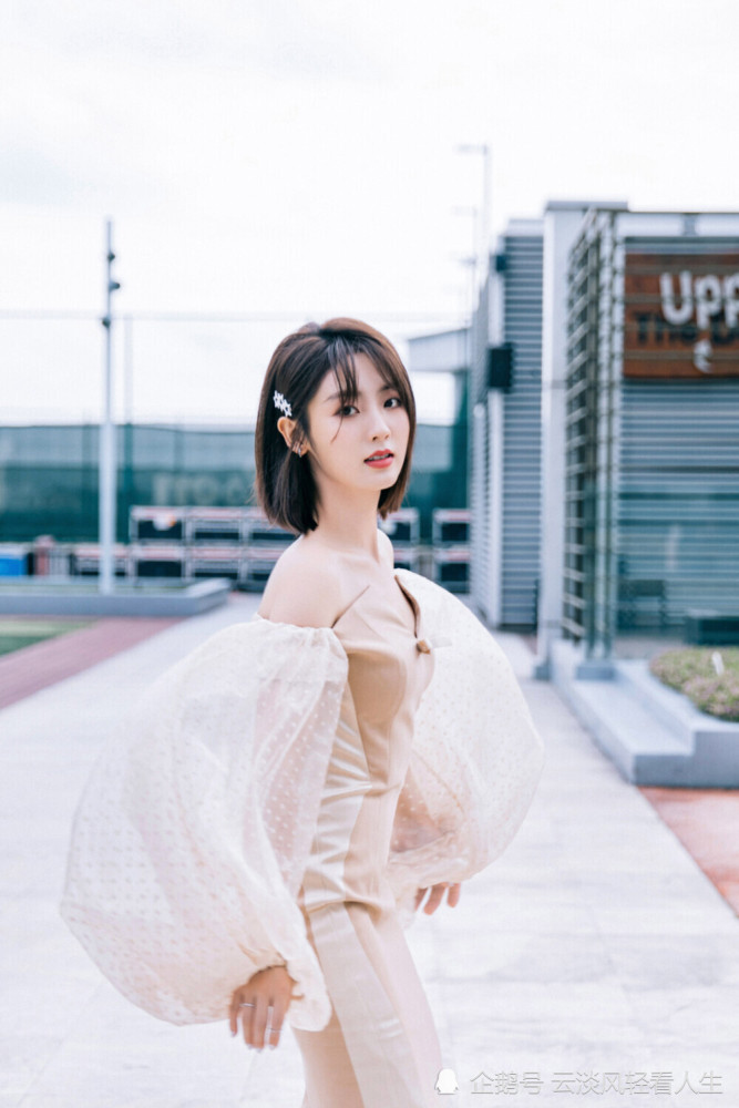 邢菲出尘脱俗俏丽多姿