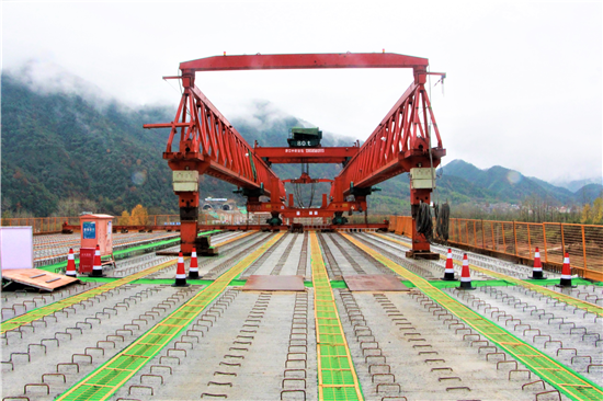 临建高速桐庐分水互通主线桥钢混结合梁开启架设