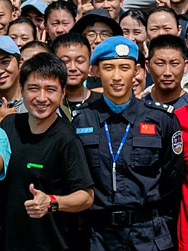 维和防暴队集体美黑了,王一博张哲瀚黑了一度,和钟楚曦对比明显