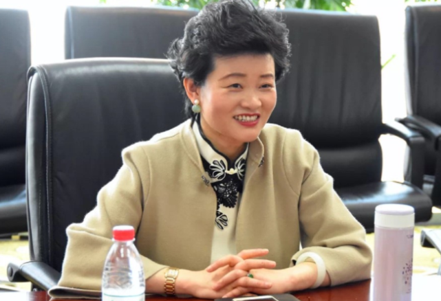 公开资料显示,仇明芳,女,1968年出生,曾任江苏申华置业有限公司董事长