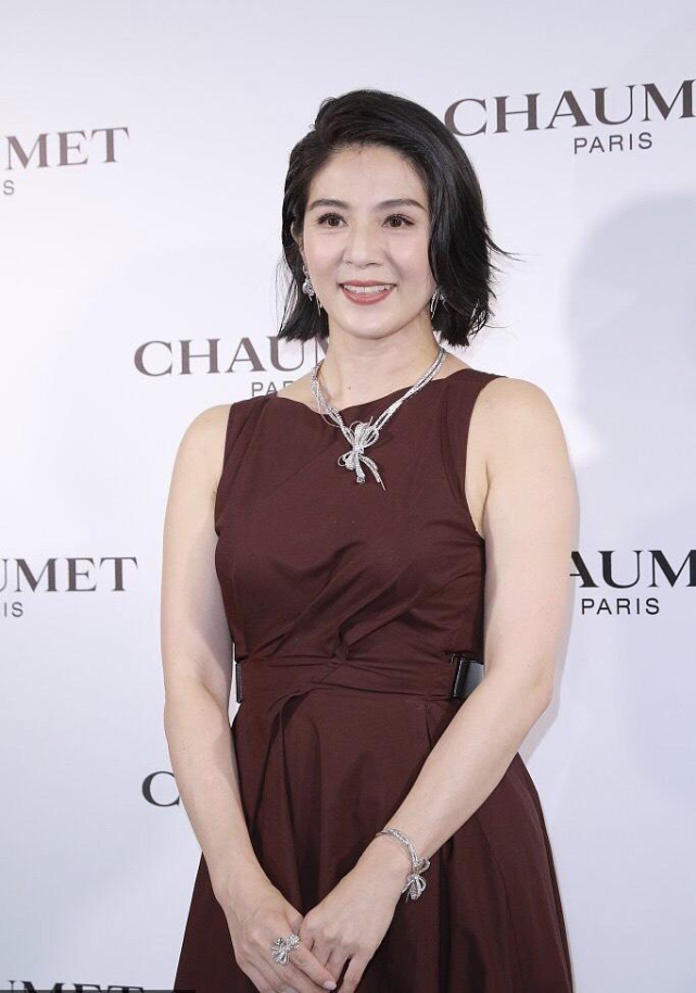 杨采妮已有中年大妈风格了穿灰色连衣裙身材丰腴好在气质没变