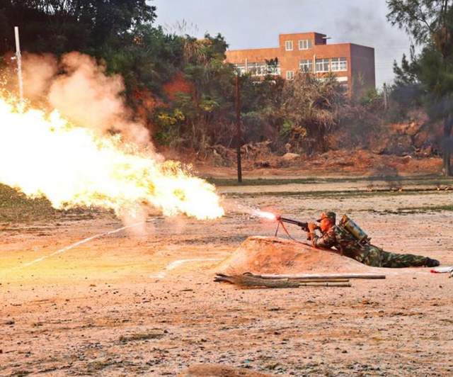 蒋军筑起堡垒工事轰不开炸不动张爱萍手一挥喷火连给我烧