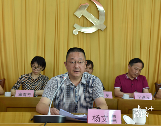 新城党工委书记杨文昌强调,国家卫生城市是授予城市环境卫生方面的最