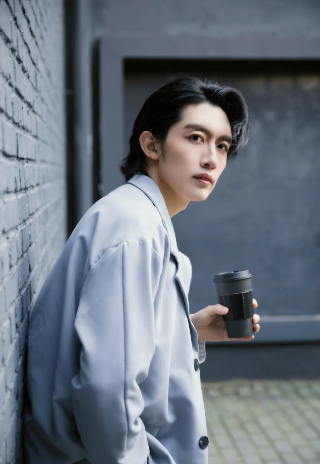 清华美院男神,被称彩铅界"冷军",快看!他笔下的仙女画活了