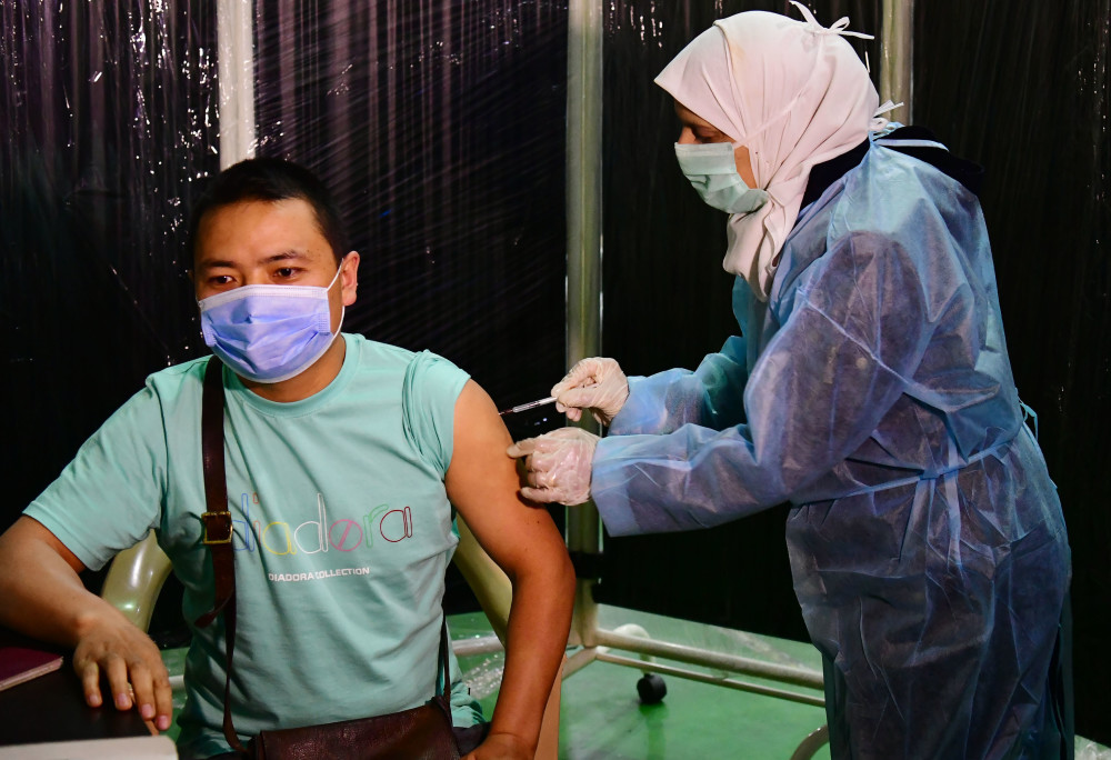 5月6日,一名中国公民在叙利亚首都大马士革接种新冠疫苗前进行体检
