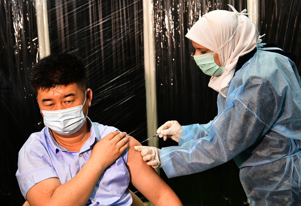 5月6日,一名中国公民在叙利亚首都大马士革接种新冠疫苗