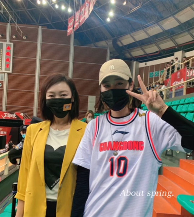 胡明轩妈妈太有气质!与广东妈妈团出游,她年轻漂亮反而像儿媳妇