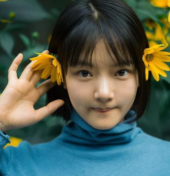 任敏亮相活动现场少女感十足
