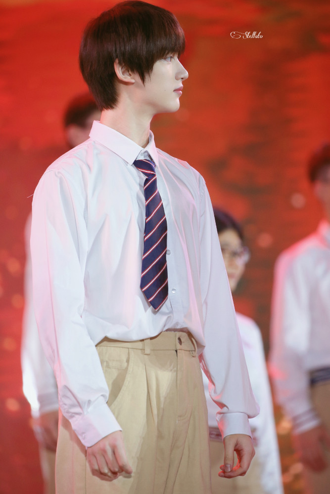 在学校参加成人礼我们限定的高中生丁程鑫