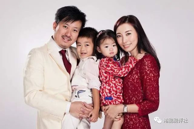 2012年12月,陈爽下嫁金融才俊梁梓轩,之后还为对方诞下一子一女,一家