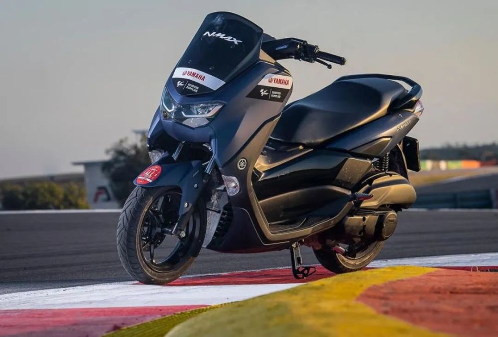 新款nmax125雅马哈为motogp提供工作用车
