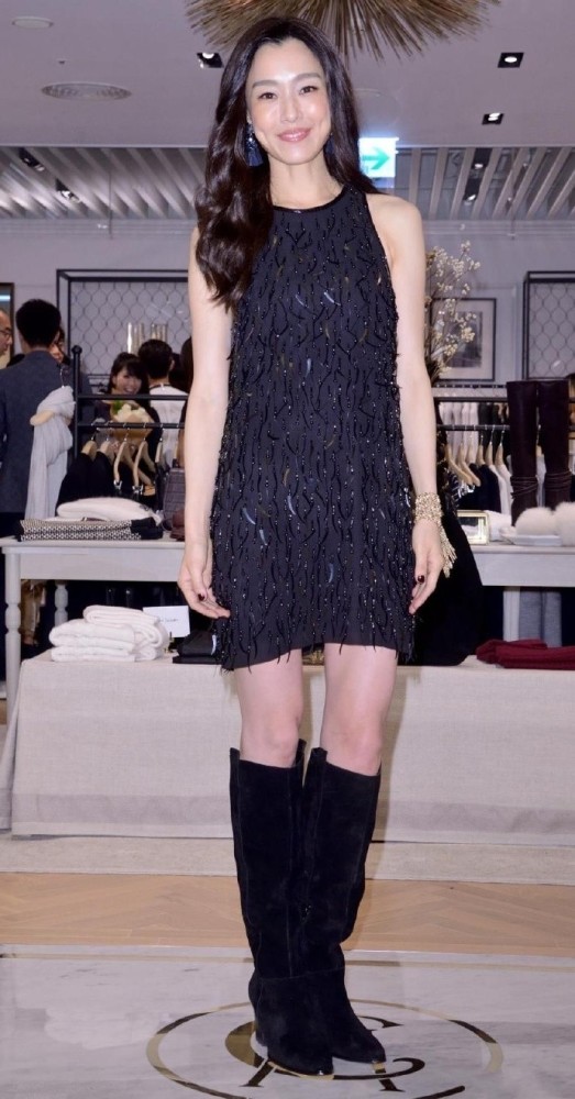 范玮琪太有魅力了,一袭小黑裙配她1米71身材咋看咋美,我酸了