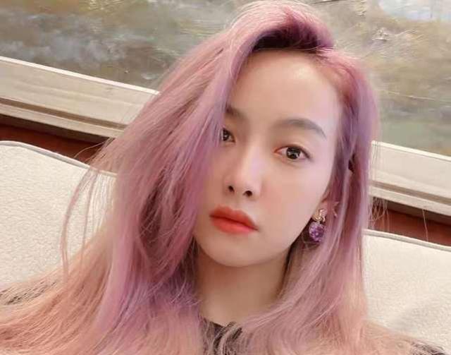 宋茜晒出门自拍粉色发型亮眼对镜大秀好身材左脚拖鞋太亮眼