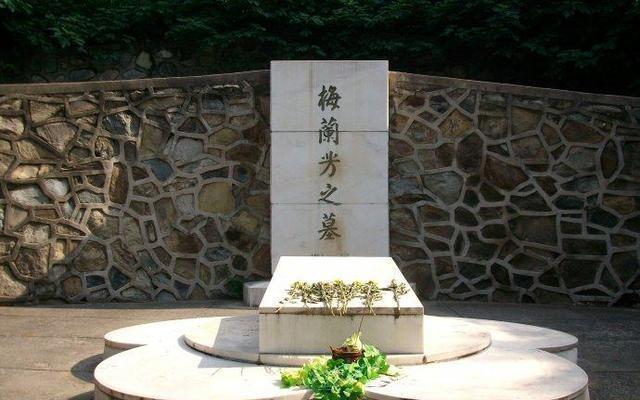 1961年,梅兰芳因病去世.按照梅兰芳的身份,他完全可以下葬八宝山.