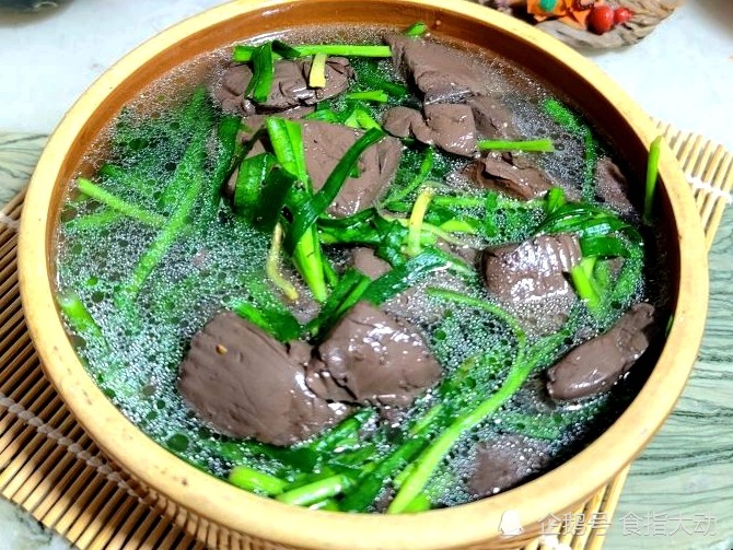 主料 鸭血两碗韭菜适量姜丝少许油少许胡椒粉少许盐少许米酒少许 步骤
