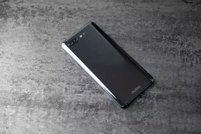 新机将最大支持100倍数字变焦注意的是,这次努比亚z30的品牌logo没有