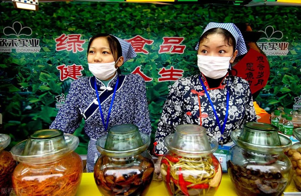 一众韩国人跑来围攻,口出狂言:中国人不配做韩国泡菜,偷我们的文化.