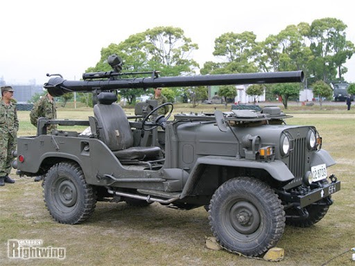 进而产生了开发履带式自行无后坐力炮的想法,替代以吉普车为载具的