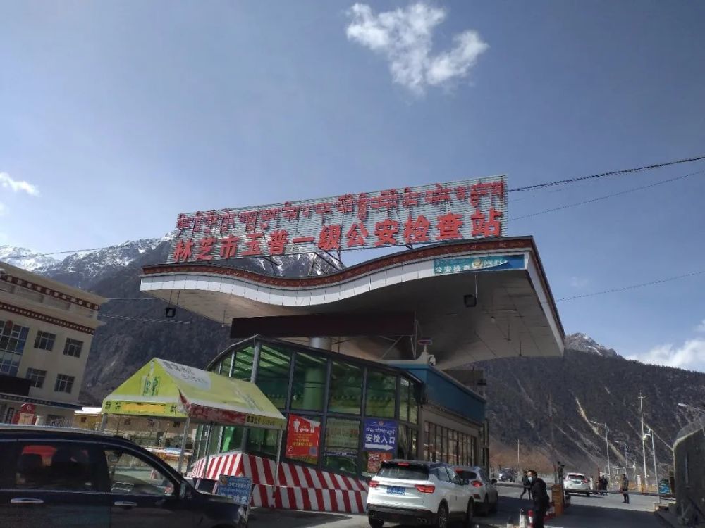 经过天路十八弯,在翻过位于西藏左贡县境内海拔5130米的东达山时,已是