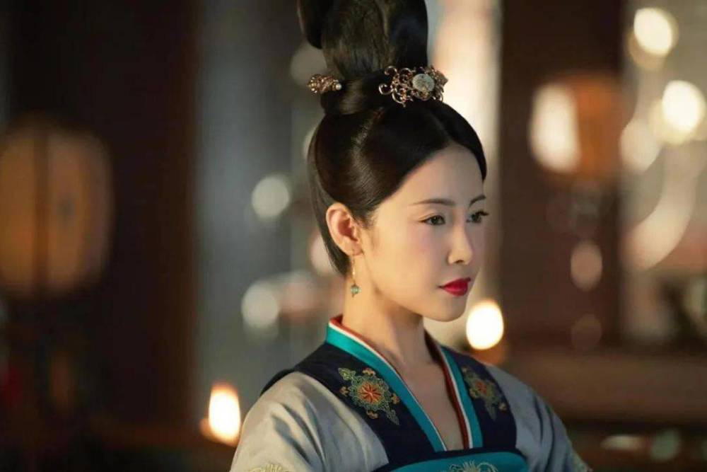 在前段时间热播的《风起霓裳》她饰演的反派角色卓锦娘,不仅让观众恨