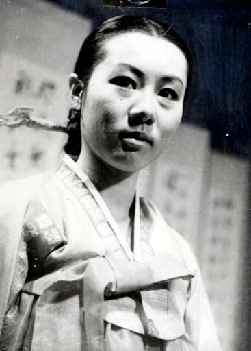 隔年,她顺势出演电视剧《张禧嫔》,扮演了韩国历史上的奸妃.