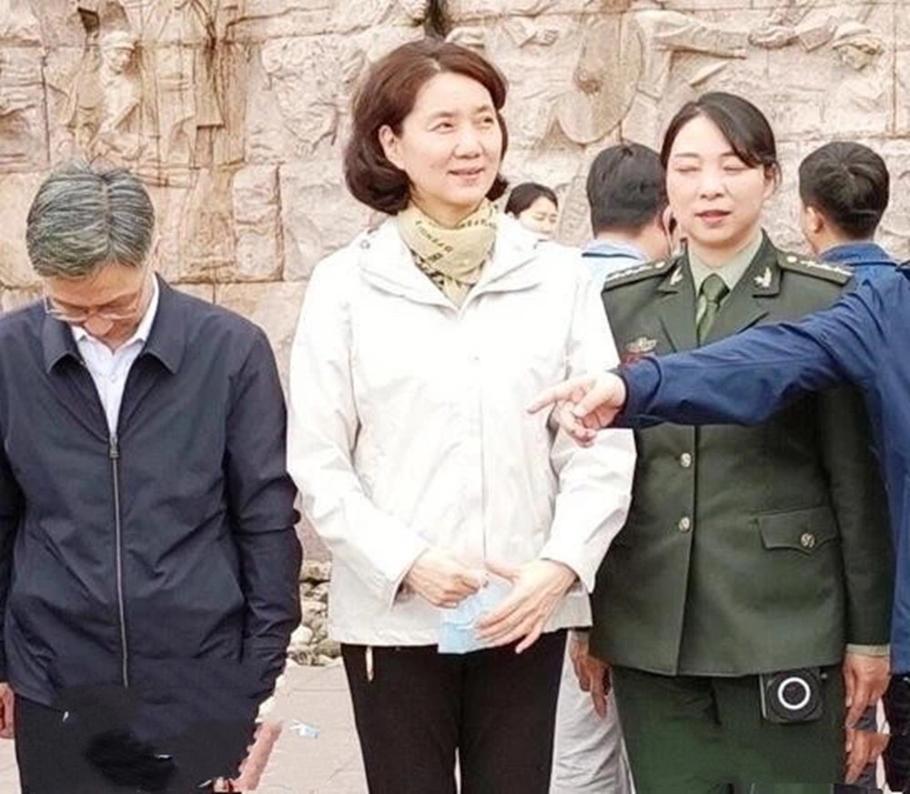 央视"最美国脸"李修平近照曝光!58岁素颜出众,二婚至今无儿女