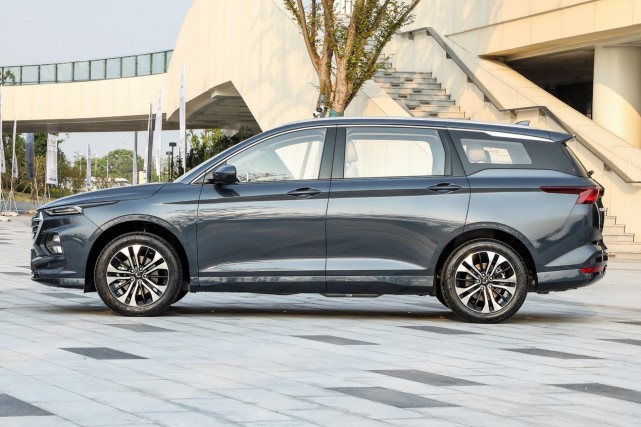 试驾五菱凯捷颠覆传统的大四座mpv切中了国人的用车需求