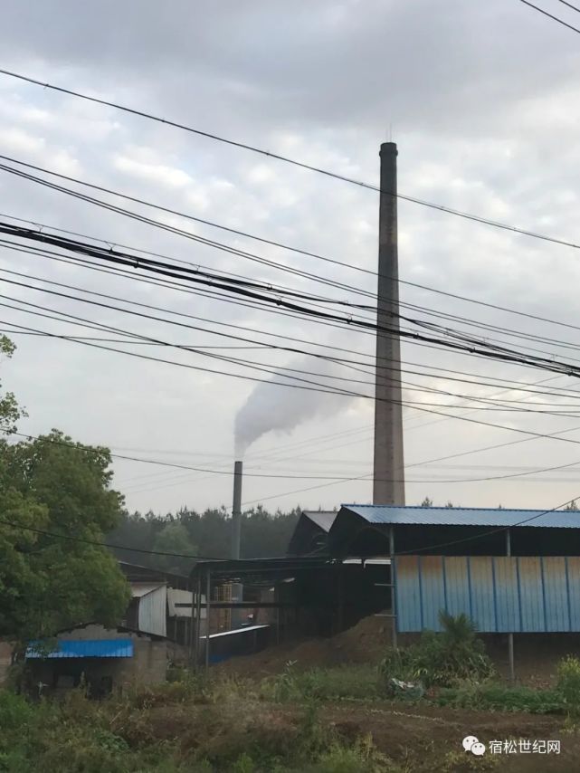 瓦廠距離村子太近,整個村子到處都是黑灰,煙囪冒出來的黑煙落在地上和