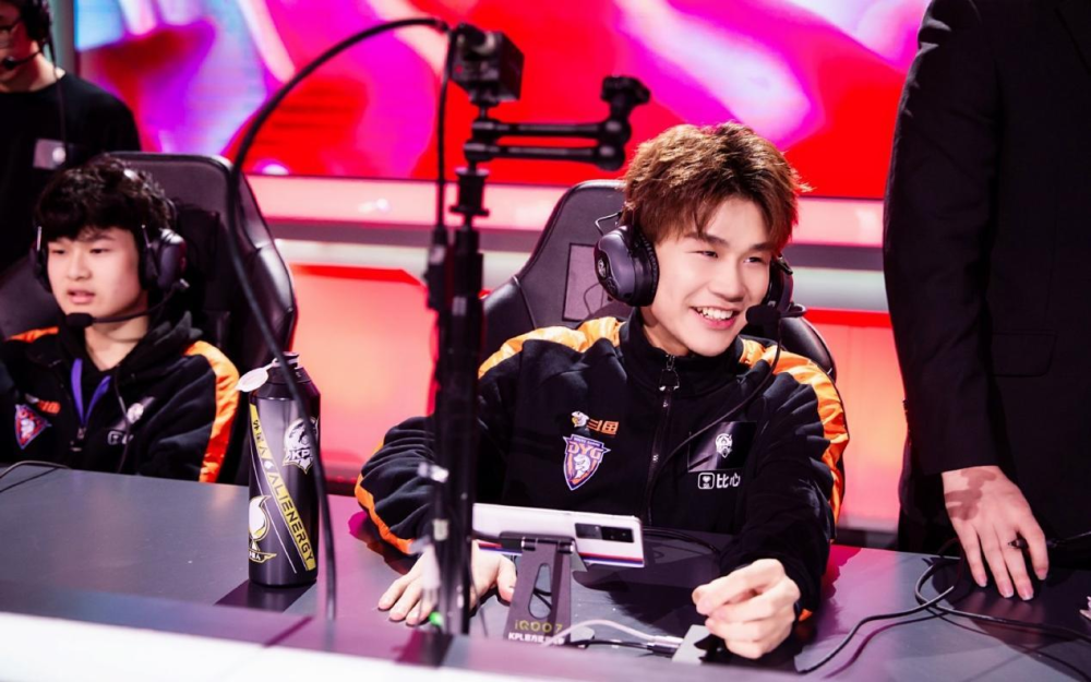 dyg小义做义工态度诚恳,为路人自行车打气,qg飞牛却还不道歉